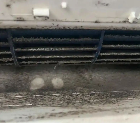 甘南空调吹的风有股烧焦味是怎么回事